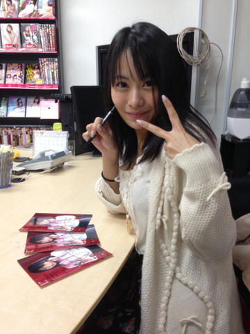 MAXINGさんで予約特典のポロライドにサインさせて頂きました(*&acute;&forall;｀*)☆ いっぱい書いたので、皆さん是非ゲットして下さい＼(^o^)／‼ よろしくお願いしますっ❤❤ http://t.co/KY