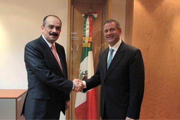 ddissste's tweet photo. El Lic. Sebastián Lerdo de Tejada recibe del Mtro. Sergio Hidalgo Monroy la Dirección General del ISSSTE. http://t.co/CXp4jyYq