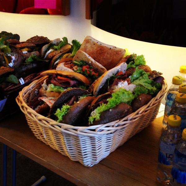 Innovation_KI's tweet photo. Välkomna på InnovatiOnsdag! Welcome to InnovationDay at KI, free lunch! #InnovatiOnsdag  @ Lennart Nilsson salen,Solna http://t.co/KODAhNgx