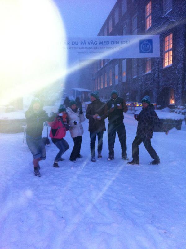 DDSLS's tweet photo. Delade ut varm blåbärssoppa i osquars backe idag!!! Det verkade sjukt uppskattat i snöstormen http://t.co/vKMMp1Tg