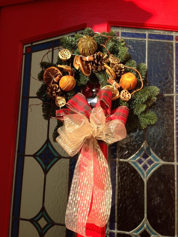 NellaDeLuca's tweet photo. My Christmas wreaths this year, still two left at £20 free delivery possible if you are in @northfinchley http://t.co/UzYwdBNx