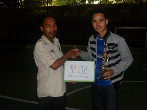 BEMPTIQ's tweet photo. Alfan Basri (KPI V) sebagai pencetak goal terbanyak bersama Presma @BEMPTIQ  Ali Abdillah #FutsalCompetitionCup2012 http://t.co/51kMlmxx