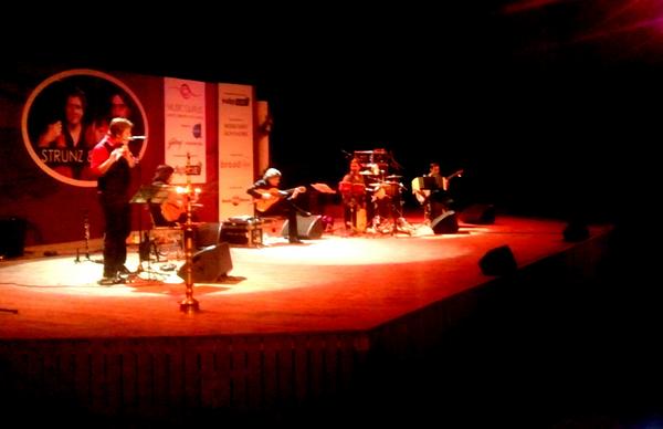 LiveIndigo's tweet photo. Mezmerising music continues with Strunz and Farah picking up from where they left off before the break #MusicGurus http://t.co/8f4vkKmB