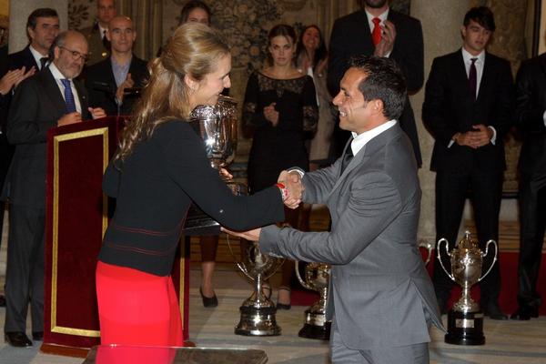 elena_borbon's tweet photo. SAR ha entregado al entrenador Sergi Barjuan y al piloto Maverick Viñales los premios por su calidad deportiva http://t.co/h754eLN6