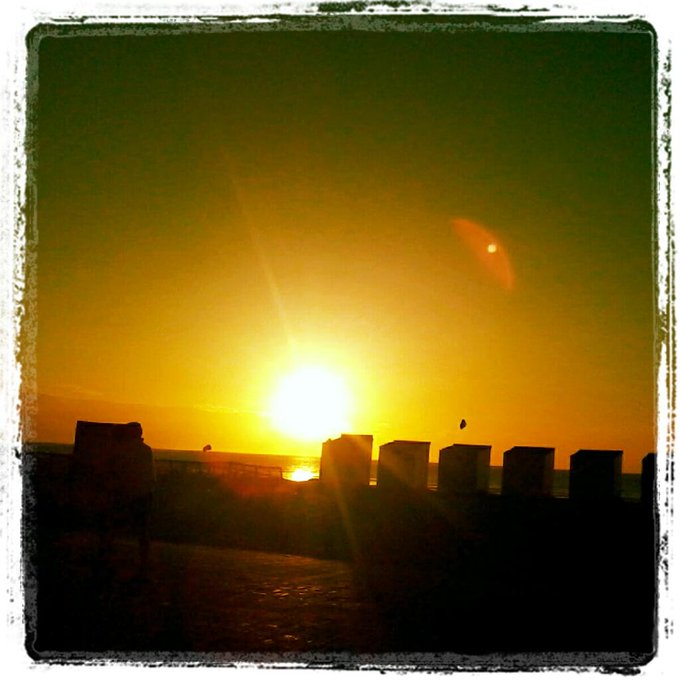 Zon, zee en zonsondergang c: http://t.co/nRiMtYbR