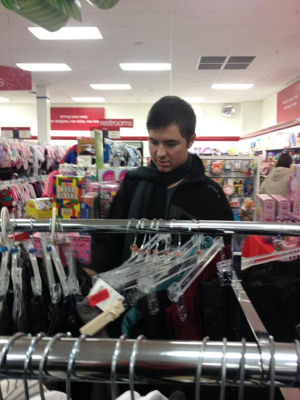 king_thomasonV's tweet photo. Wut Jason looks for At TJ MAXX #ScarfSwag http://t.co/Zkfu0oxr