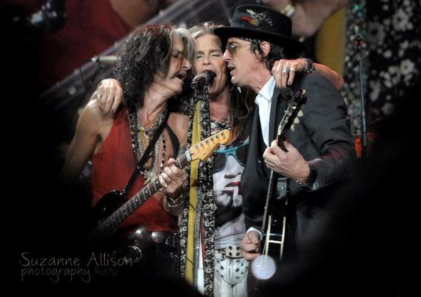 Izzy Stradlin tocó con Aerosmith el pasado 3 de diciembre. A9YbswgCIAAizQ8