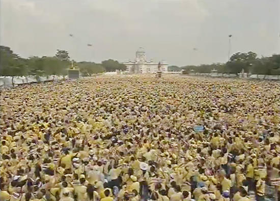 chettida26aeae's tweet photo. 200,000 people wait for see the king http://t.co/u3y3GYuv