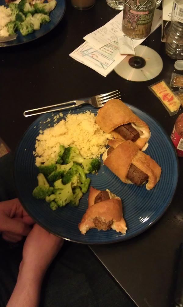 I am the mermaids purse and I aporove this meal. @FultonkaTruck @eddduran #themermaidspurse #familydinnertime #tofurkey