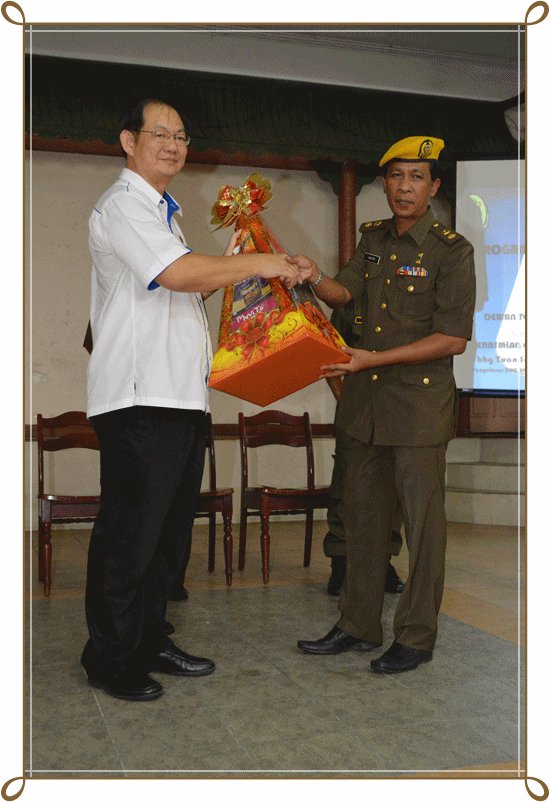 PSM_GOMBAK's tweet photo. Penyerahan cenderahati kpd tetamu kehormat @KP_RELA @RazibSRBrians @ezmanSL @zeekay15 @azeez_gombak @PSM_SELAYANG http://t.co/1Y8fuvjI
