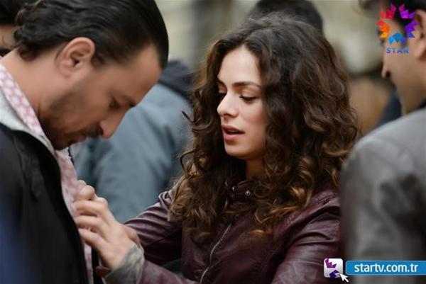 "Kör müsün? İnanmıyor musun sen benim sevdama?" Yeni bölüm bu akşam 22:00’de. bit.ly/Nj96EZ