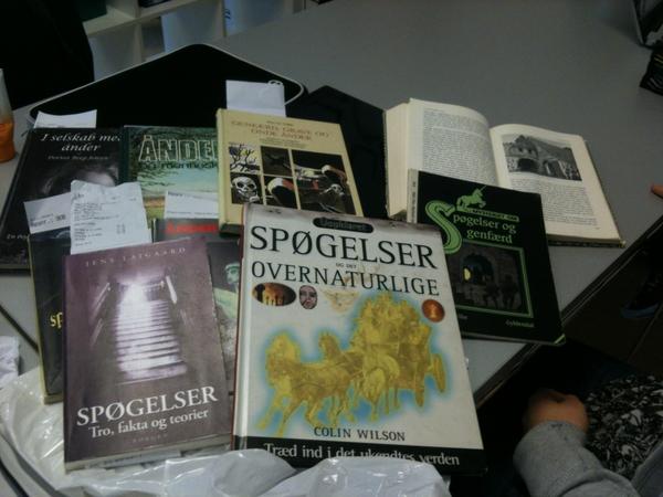 GhostBitchess's tweet photo. Ghostbitches har kastet sig over bøgerne @Faaborgegnens  #Læseheste #TroFaktaOgTeorier #Bøh 🎅 👻🎄⛄ http://t.co/0hx5XVFq