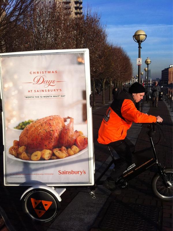 يطوف يوميا مدينة مانشستر بدراجته الهوائية وخلف ظهره لوحة إعلانية ضخمة لتسديد رسومه الدراسية