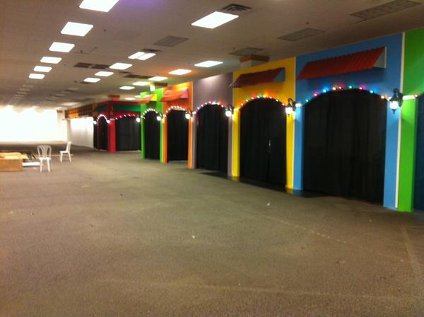 BIGTOP_PR's tweet photo. Montando las casitas para MMM en Plaza las Américas!! http://t.co/sC555BiQ