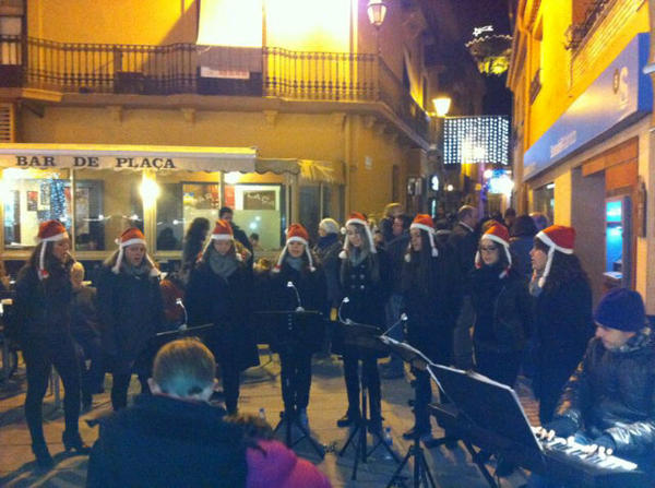 notasaveu's tweet photo. Tot i la fred, amb la vostra presència hi ha hagut molt de caliu! Gràcies a tots per ser-hi!! :) http://t.co/yurPG91H