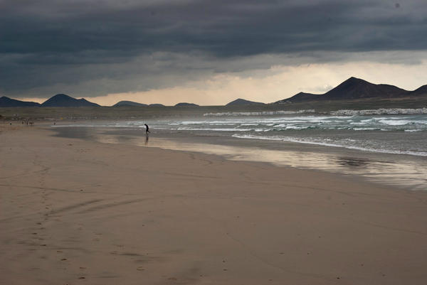 monsi's tweet photo. another view, here from the other side - you can see caleta de famara. http://t.co/LJYYMxb3