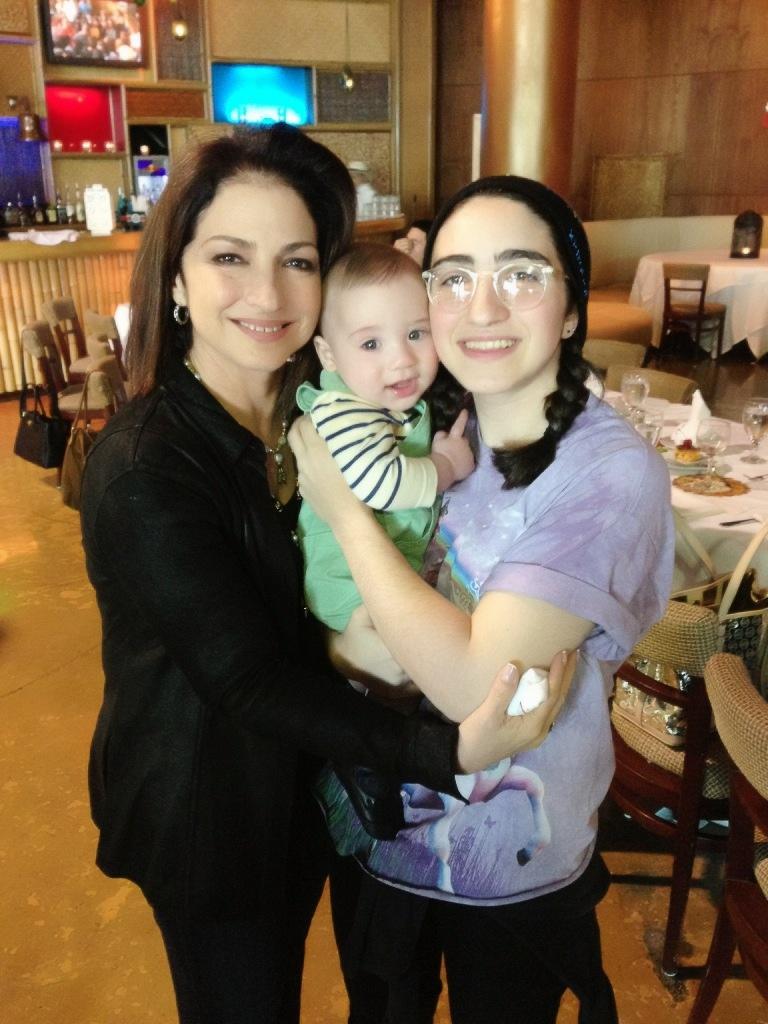 Gloria Estefan on X: "B4 Nayib puts the kibosh on my photo sharing, Sasha,  Em & I bid u all a g'nite! Buenas noches, mi gente! Besos! Xoxo!  http://t.co/5sQW3ogK" / X