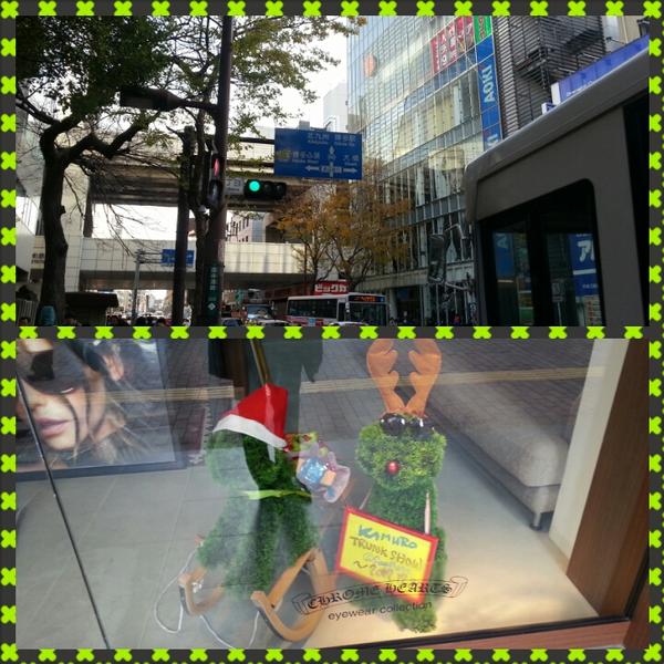 kf0079899's tweet photo. 博多天神なう。メガネ屋さんのイヌのオブジェがクリスマスバージョンになってた。とにかく東京より寒い。 http://t.co/wEuuWKA8