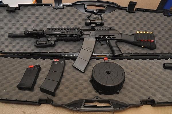 銃 紹介 イズマッシュ サイガ12 ロシアのイズマッシュ社が開発したボックスマガジンタイプのセミオート式散弾銃 Ak 47をベースに開発されているため耐久性や信頼性が高く低価格 Svdのスコープを装着可能 日本で所持が出来る散弾銃の一つ T Co