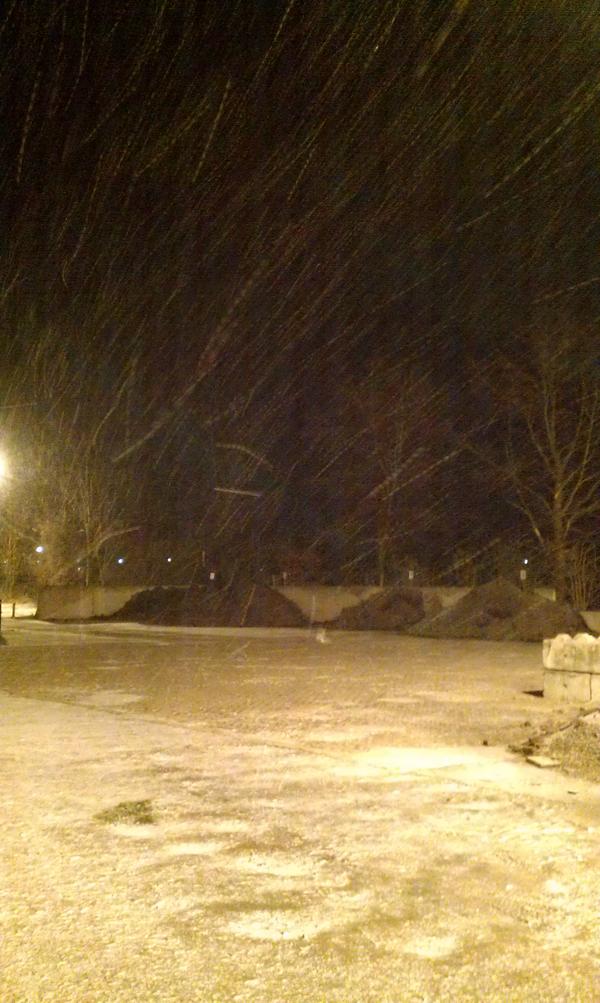 uwhovenier's tweet photo. Het is begonnen... Dat wordt sneeuwruimen vandaag.. heeft u ook overlast bel dan gerust, wij staan voor u klaar... http://t.co/2IjGYsYH