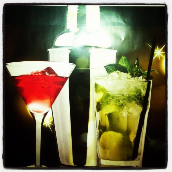 GraduateYork's tweet image. 2 for 1 Cocktails all day everyday at The Graduate