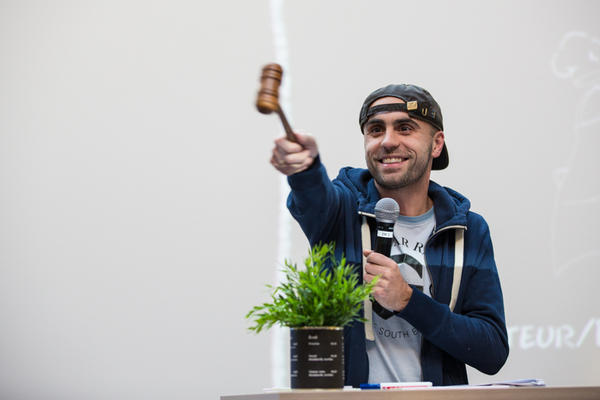 LambertJanKoops's tweet image. Veilingmeester Koops in da House. (Gisteren bij de #3FeMveiling van de HAN in Nijmegen.)