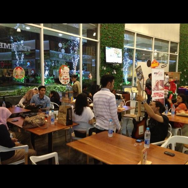 BAHATI_ID's tweet photo. BAHATI lagi siap-siap perform di living world  http://t.co/iipRMMro