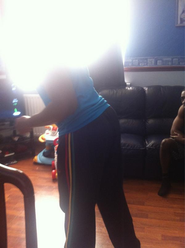 AliceTheCoolKid's tweet image. Dis pic dnt show u exactly how big it is but ffs im diein watchin dis 😭😭😭😭😭 #UFCTraining 😂👊