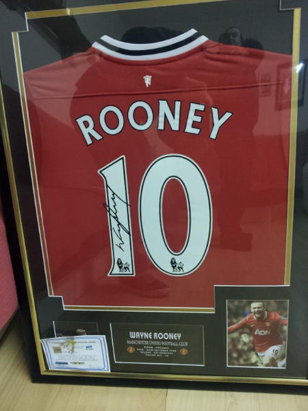 Fundraising auction signed <a href="/WayneRooney/">Wayne Rooney</a> jersey with auth cert auction open till midnight 22dec.Get  your bids in.