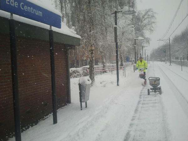 SIGHT Landscaping druk aan het sneeuwruimen op NS station in Ede. #sneeuw #gladheid