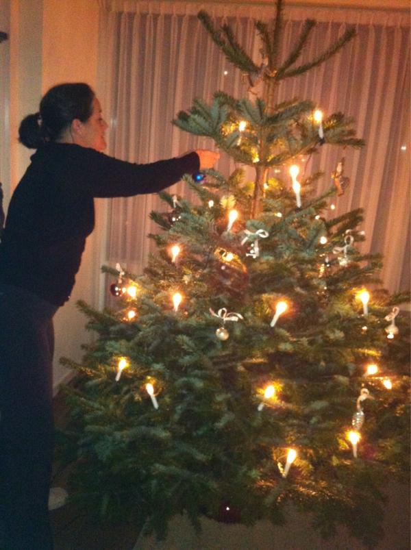 MRWesterbeek's tweet photo. Met mamsje kerstboom optuigen http://t.co/WA81JzRd