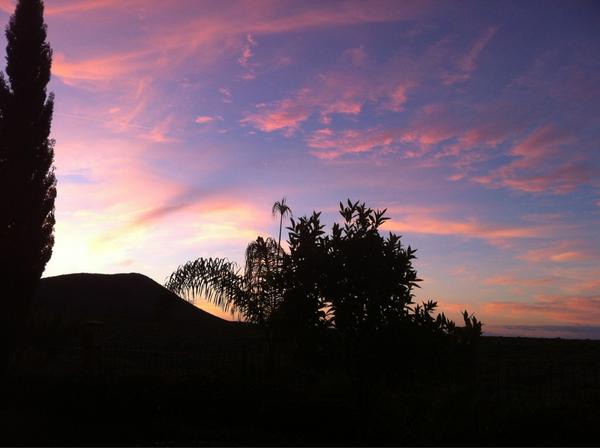 Dikkienz's tweet photo. Not bad to wake up like this 😉. Cheers http://t.co/AKBVc5jA