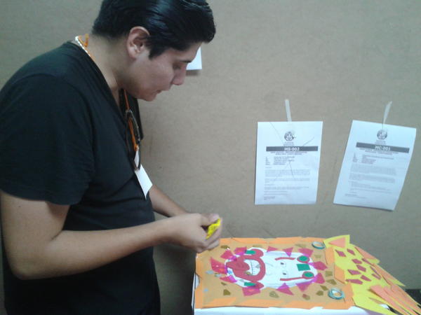 LegionMaya's tweet photo. #Legion hace manualidades como tu #votatodolegion #puertonaranja2013 http://t.co/HQh6dWl8