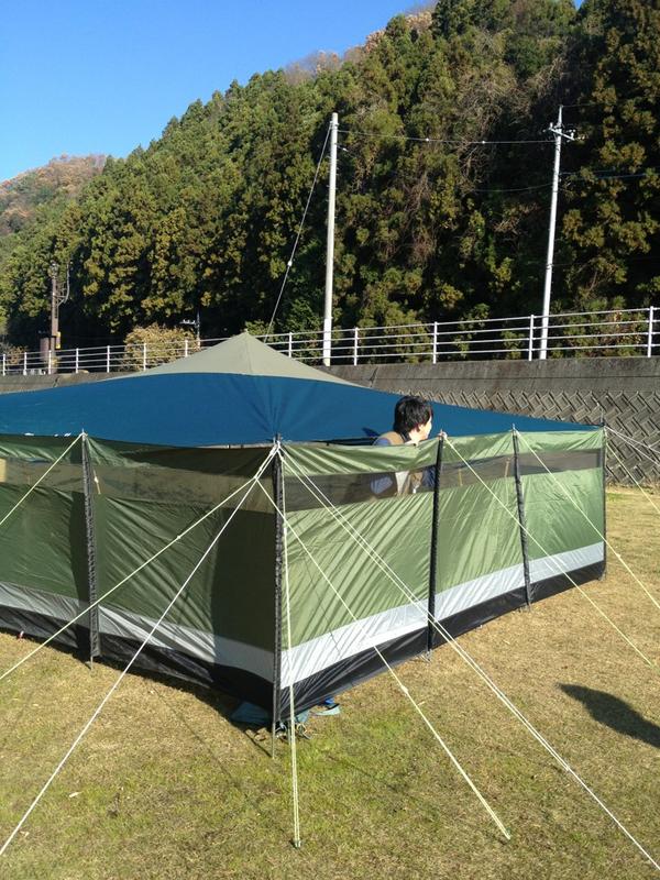 coazma's tweet photo. まさに陣幕、基地ですね、“@mattaleader: 魔幕最終章(；´Д`A
遂に屋根も付きました。 http://t.co/3Em9SnXL”
