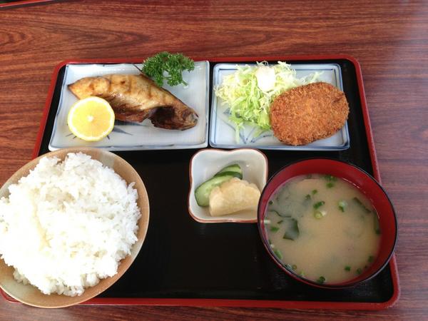 児玉の現場の近くでランチ。おかず二品選べて580円！このサバがうまーい♪