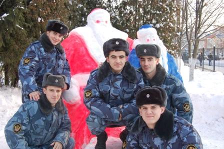 Вход в институт украсили снежные Дед Мороз и Снегурочка