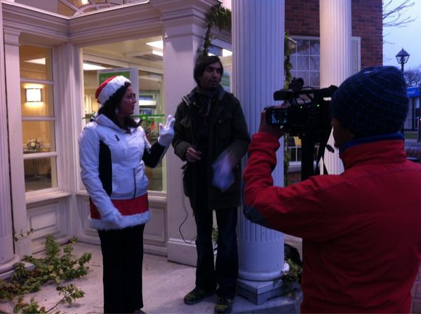 SantaFiveK's tweet photo. Race Director Kelly is in her Santa suit &amp; chatting with @CanadianRunning! http://t.co/6YgYJwlo