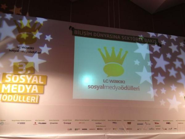BuseTerim's tweet photo. #LCWsmo12 LC Waikiki Sosyal Medya Odullerine geldik #btz2012 @LCWaikiki http://t.co/EeILZVQl