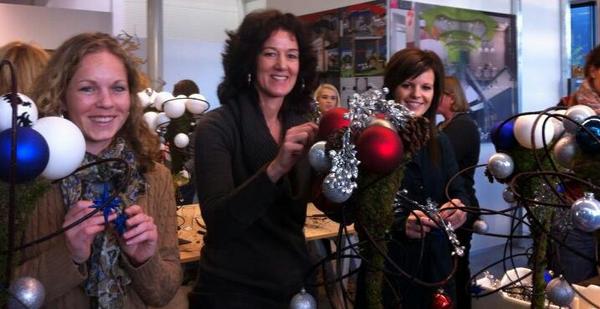 Decorumcompany's tweet photo. De Decorum dames zijn klaar voor de kerst! Creatieve en gezellige middag bij @heleenvalstar http://t.co/Qr376JNb