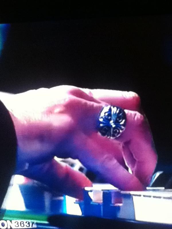 1OOpour1OOFans's tweet image. À qui appartiennent ces mains ? #Telethon2012