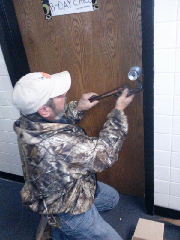 cockAdoodleDrew's tweet image. Locked out so were taking it off #help #doorproblems