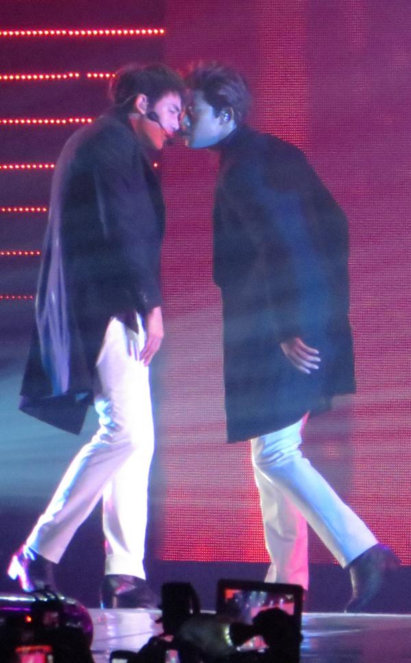 fitrianofenii's tweet photo. "@hottestbooow: TK ♥ RT @ghoniel: KHUNTAEC kekekeke~ #2PMJKT2012 http://t.co/TcUmneJu"