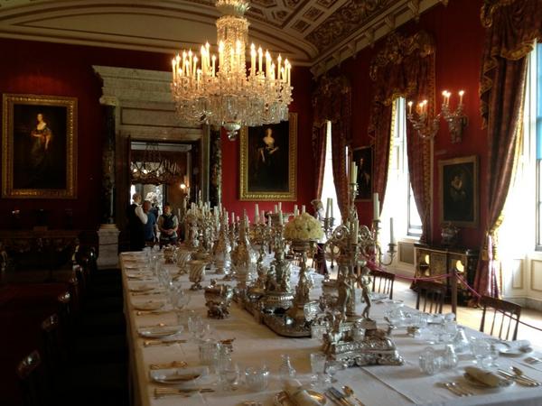 RoyalFamilyUK's tweet photo. A very few people are coming to our humble palace this Christmas: http://t.co/T5EjvSWn