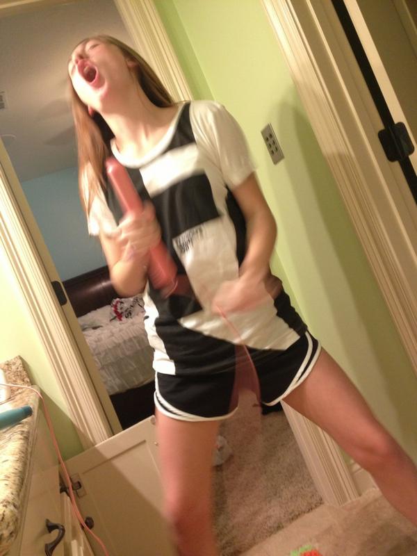 megan_mcguire97's tweet image. #nofriends #possed #whataloser @LizzyPortie