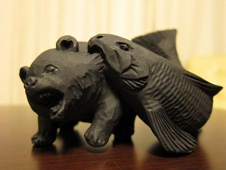 この「鮭に食われる熊」の置物は新千歳空港のお土産だったのか