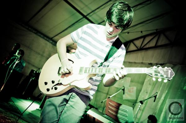 OPlafuerza's tweet photo. Roi Méndez , el nuevo fichaje de la temporada 2013 , a la guitarra . http://t.co/SD6Q6Gn0