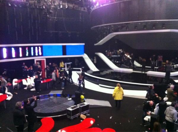 RomainAMBRO's tweet image. Le plateau du #Telethon2012 déjà en plein démontage.. Bravo à toutes les équipes de France Télé pour le show !