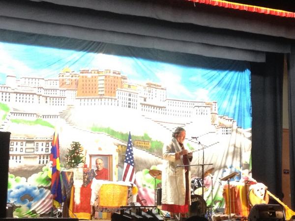 བློ་བསྟན་རྣམ་གླིང་ལགས་ནས་སན་ཕ་རན་སི་སི་ཁུ བོད་རིགས་ས་ཁུལ་དུ་
མི་ལའི་མགུར་གླེང་བཞིན་པ།