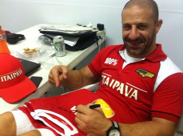 BassaniRacing's tweet photo. Valeu! Sorteio de camiseta assinada pelo @TonyKanaan para retweet #StockCar http://t.co/bcM66jPy