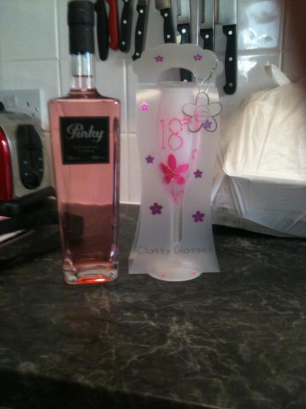 Millieeeeex's tweet image. #pinkvodka #prettyglass